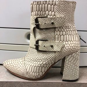 FREEBIRDS WHITE SNAKE BOOTIE (JOEY)